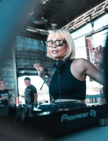 Nakadia performing a techno DJ set
