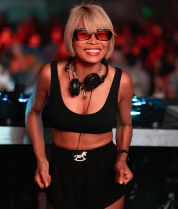 Nakadia performing a techno DJ set