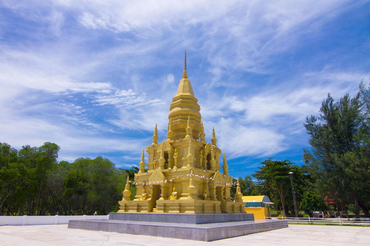 Laem Sor Pagoda Samui golden pagoda temple seaside Thailand