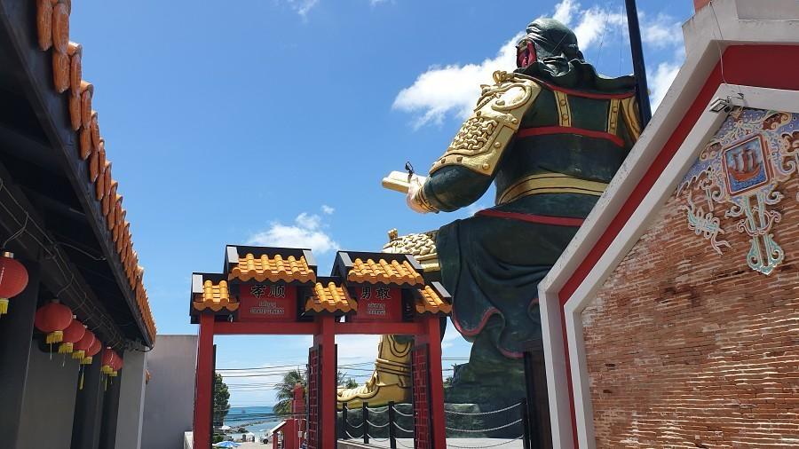 Guan Yu Shrine Samui Chinese temple Lamai colorful architecture