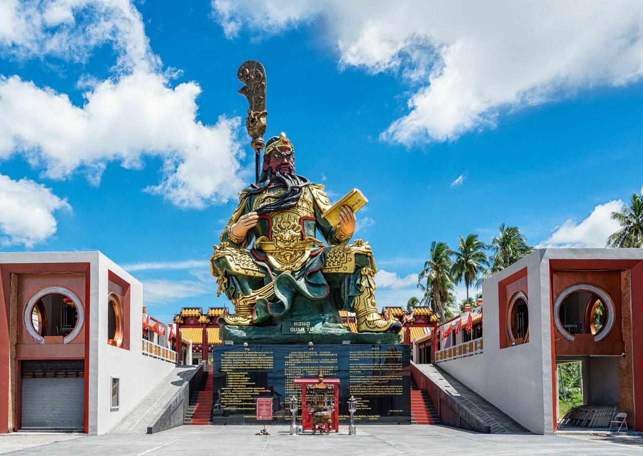 Guan Yu Shrine Samui Chinese temple Lamai colorful architecture