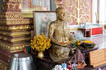 Wat Khunaram Samui peaceful temple spiritual atmosphere Thailand